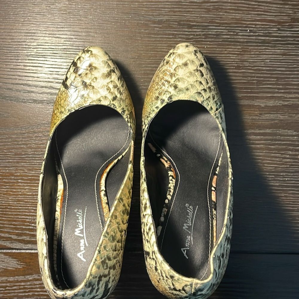 Anne Michelle Women's Snakeskin Pumps - Picture 6 of 9